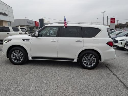 2023 INFINITI QX80 LUXE