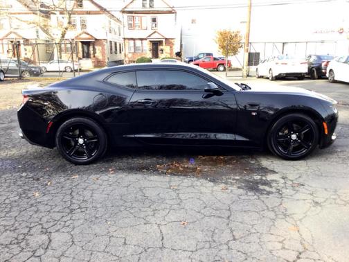 Photo 2 of 31 of 2017 Chevrolet Camaro 1LT