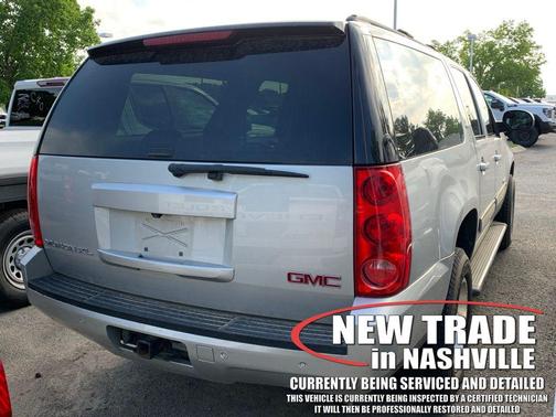 Pure Silver Metallic 2011 GMC Yukon XL 2500 SLT