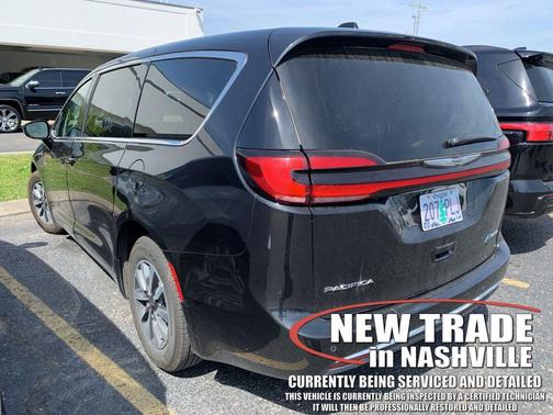 Brilliant Black Crystal Pearlcoat 2024 Chrysler Pacifica Hybrid Select