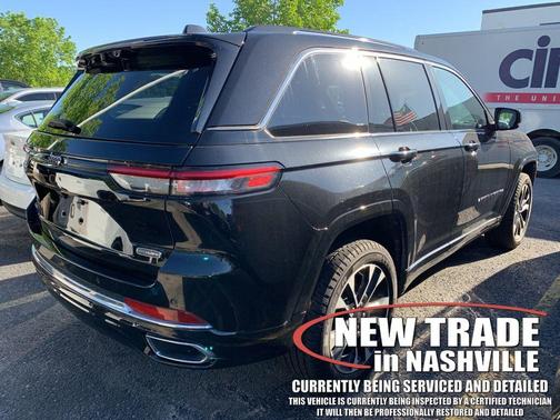 Diamond Black Crystal Pearlcoat 2022 Jeep Grand Cherokee Overland