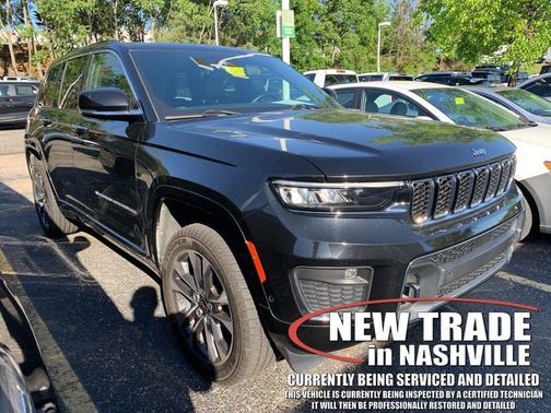Diamond Black Crystal Pearlcoat 2022 Jeep Grand Cherokee Overland