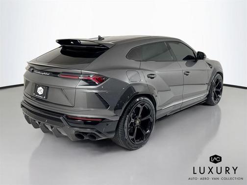 2021 Lamborghini Urus Pearl Capsule