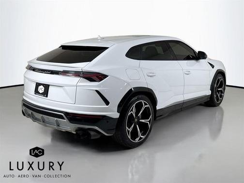 2021 Lamborghini Urus Pearl Capsule