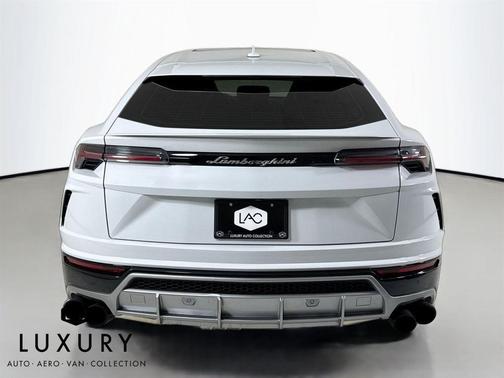 2021 Lamborghini Urus Pearl Capsule