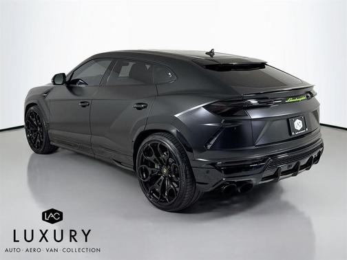 2022 Lamborghini Urus Graphite Capsule