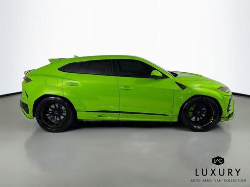 2022 Lamborghini Urus Graphite Capsule