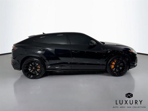 Nero Noctis Metallic 2024 Lamborghini Urus S
