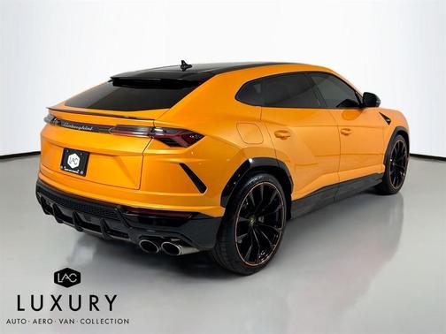 2022 Lamborghini Urus Pearl Capsule