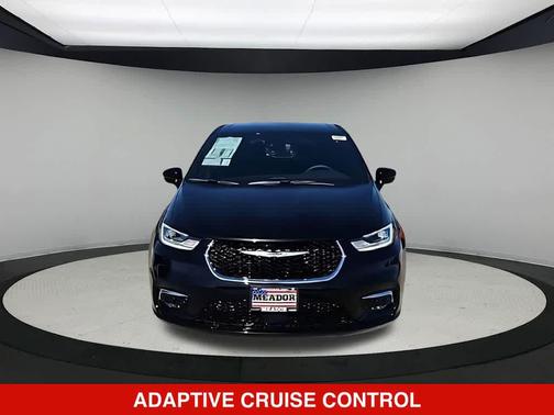 Diamond Black Crystal Pearlcoat 2026 Chrysler Pacifica L