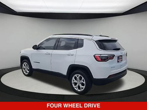 Bright White Clearcoat 2024 Jeep Compass Latitude