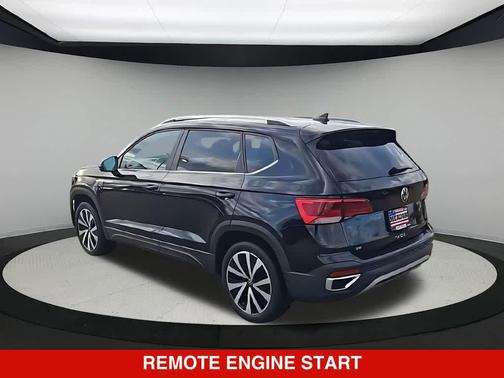 White 2024 Volkswagen Taos 1.5T SE