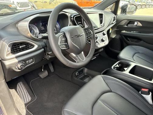 2025 Chrysler Pacifica L