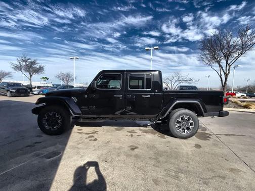 Black Clearcoat 2026 Jeep Gladiator Sahara 4x4