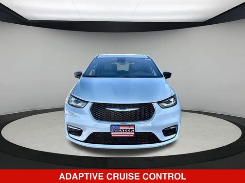 Bright White Clearcoat 2026 Chrysler Pacifica L