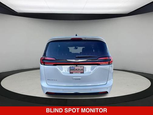 Bright White Clearcoat 2026 Chrysler Pacifica L