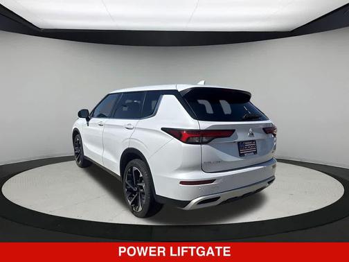 White Diamond 2024 Mitsubishi Outlander SE