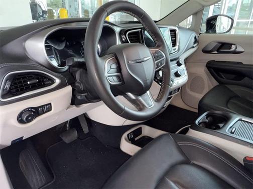 2024 Chrysler Pacifica Hybrid Select