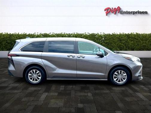2023 Toyota Sienna LE