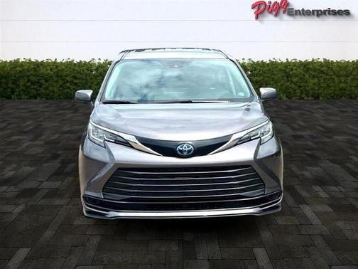 2023 Toyota Sienna LE