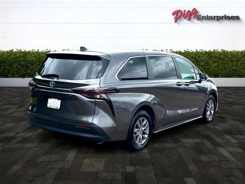 2023 Toyota Sienna LE