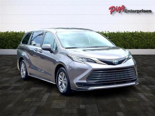 2023 Toyota Sienna LE