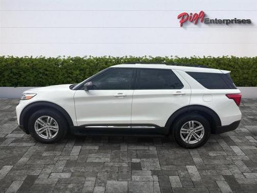 White 2023 Ford Explorer XLT