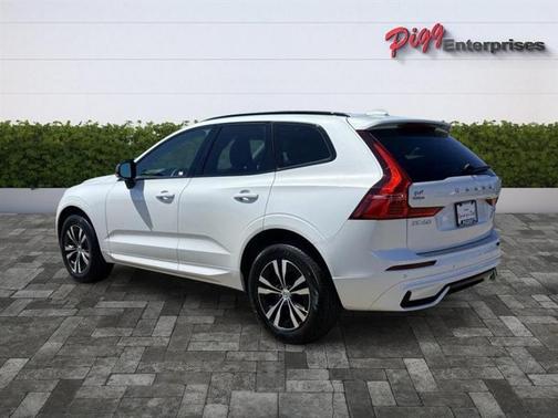 2024 Volvo XC60 B5 Core Dark Theme