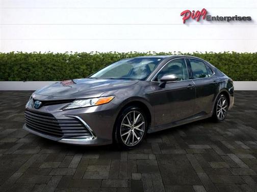 2022 Toyota Camry Hybrid XLE