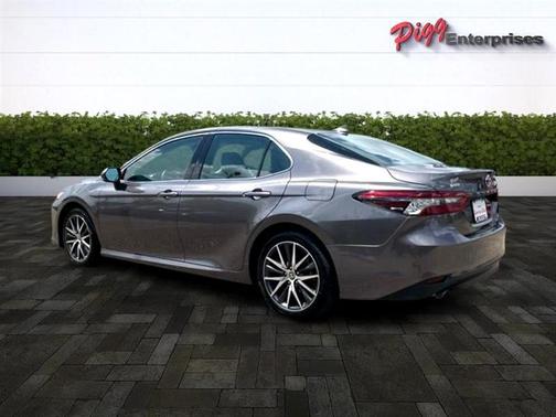 2022 Toyota Camry Hybrid XLE