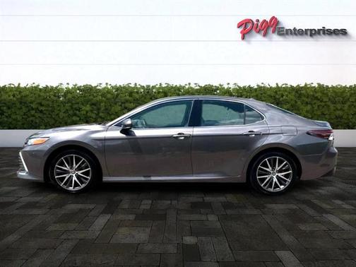 2022 Toyota Camry Hybrid XLE