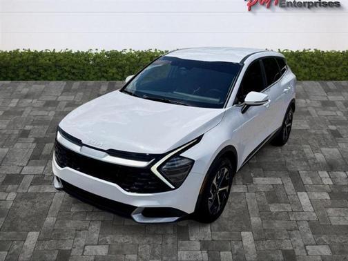 White 2025 Kia Sportage EX