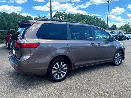 2020 Toyota Sienna LE