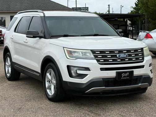 White 2016 Ford Explorer XLT