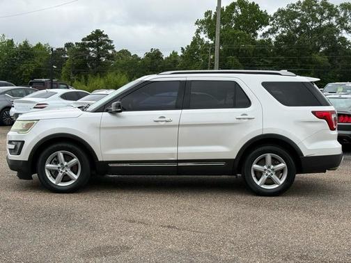 White 2016 Ford Explorer XLT