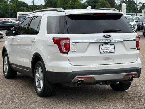 White 2016 Ford Explorer XLT