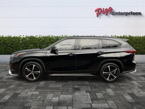 Black 2022 Toyota Highlander XSE