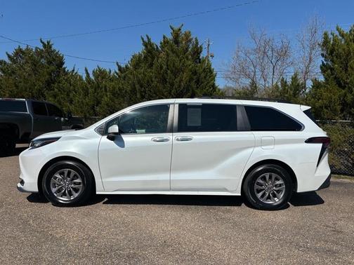 2022 Toyota Sienna XLE