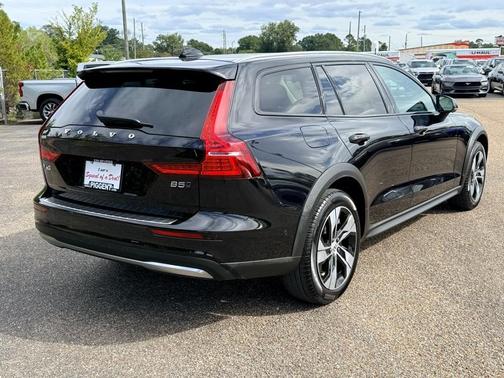 2024 Volvo V60 Cross Country B5 Plus