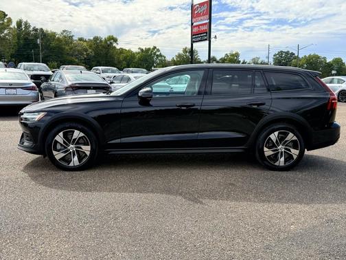 2024 Volvo V60 Cross Country B5 Plus