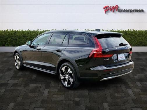 2024 Volvo V60 Cross Country B5 Plus