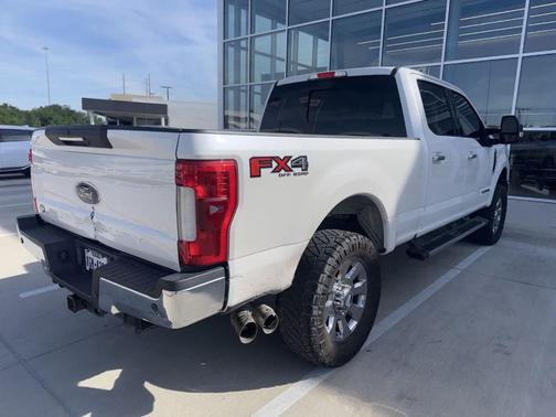 White Platinum Tri-Coat Metallic 2017 Ford F-250 Lariat