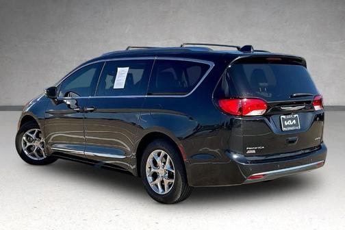 Brilliant Black Crystal Pearlcoat 2017 Chrysler Pacifica Limited