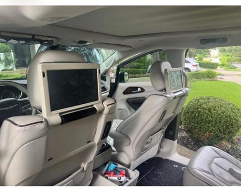 Brilliant Black Crystal Pearlcoat 2017 Chrysler Pacifica Limited