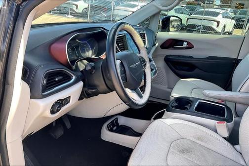 Brilliant Black Crystal Pearlcoat 2017 Chrysler Pacifica Limited