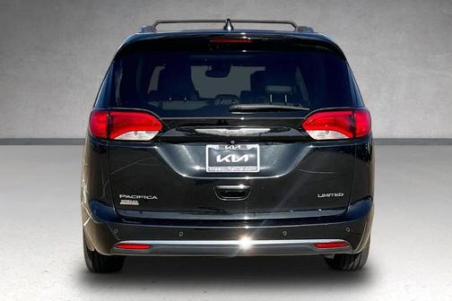 Brilliant Black Crystal Pearlcoat 2017 Chrysler Pacifica Limited