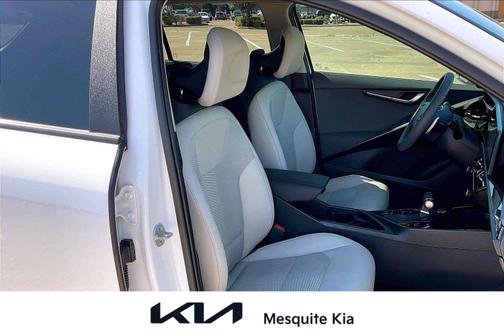 Snow White Pearl 2024 Kia Niro EX