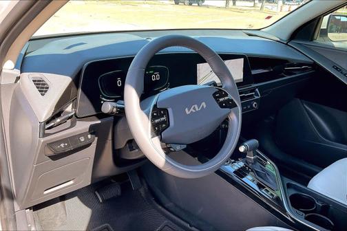 Snow White Pearl 2024 Kia Niro EX