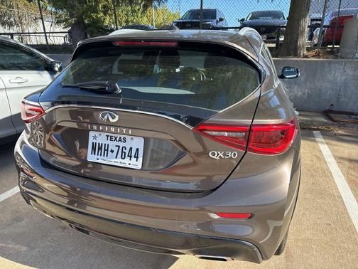 2017 INFINITI QX30 Premium