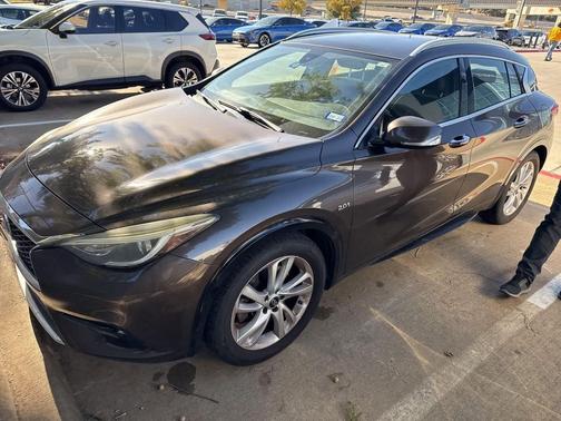 2017 INFINITI QX30 Premium